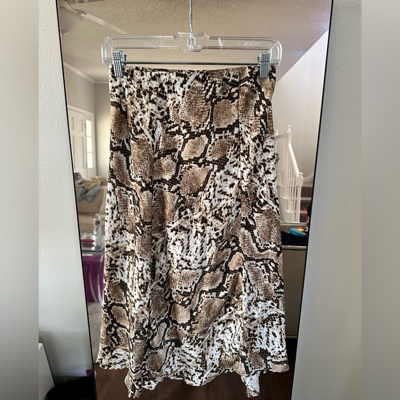 Code Mode Skirts | Asymmetrical Snake Skin Skirt | Color: Cream | Size: XS - Picture 3 of 4